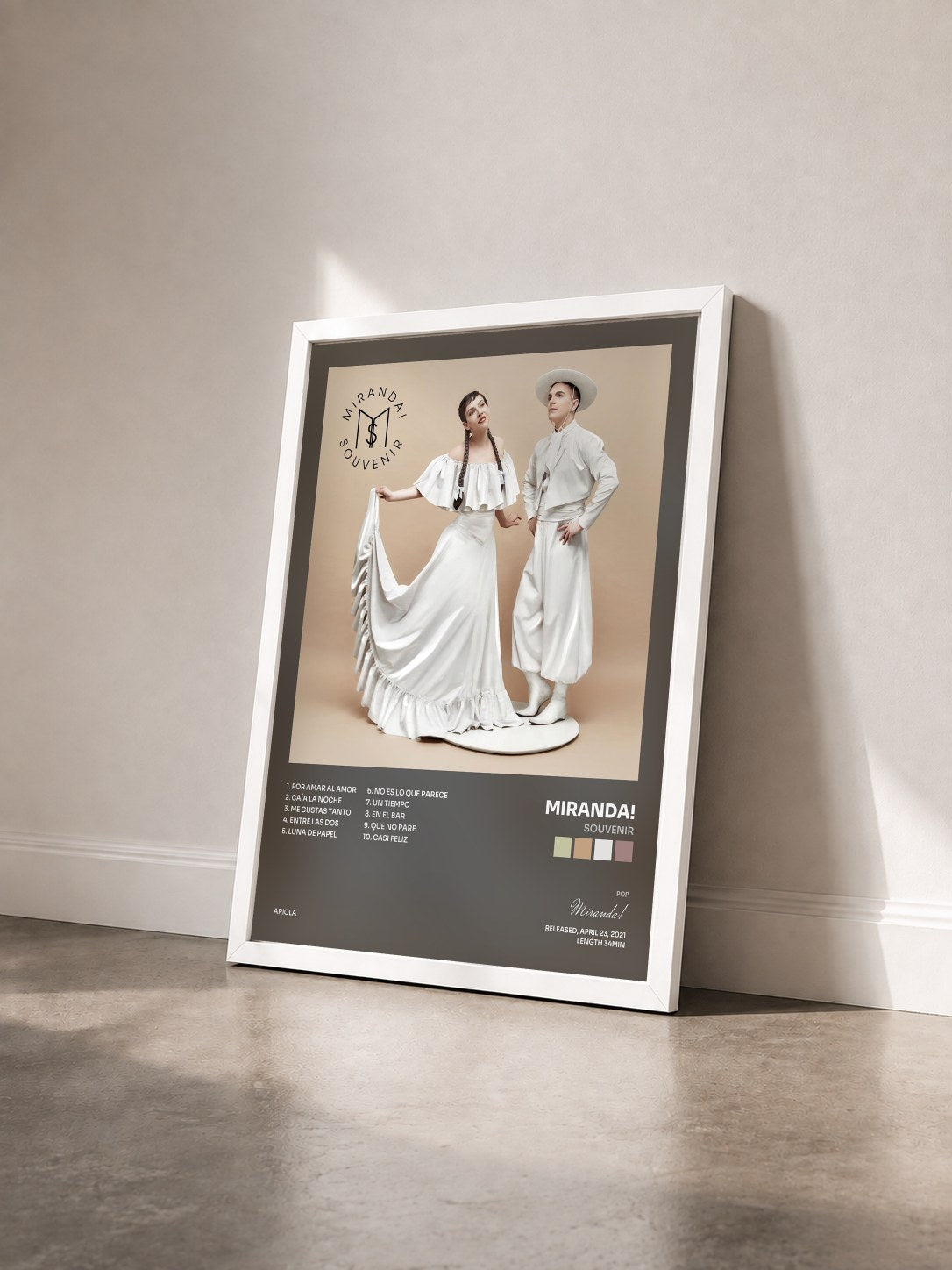 #blanc Tableau de l'album Souvenir de Miranda! vu de trois quarts, cadre blanc