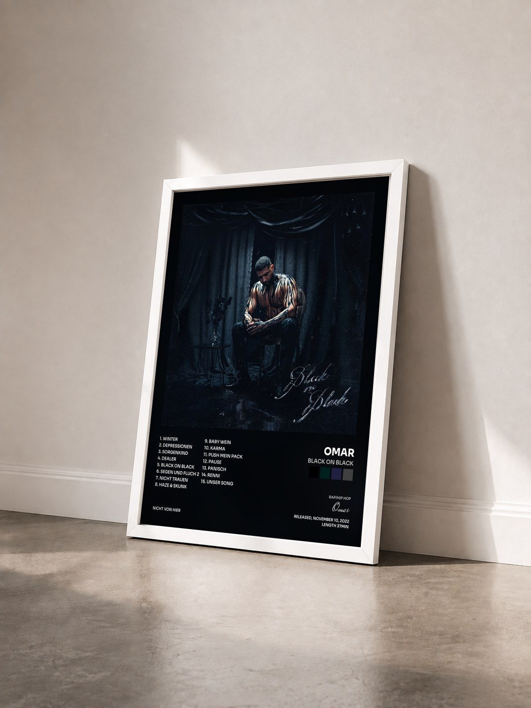 #blanc Tableau de l'album BLACK ON BLACK de Omar vu de trois quarts, cadre blanc