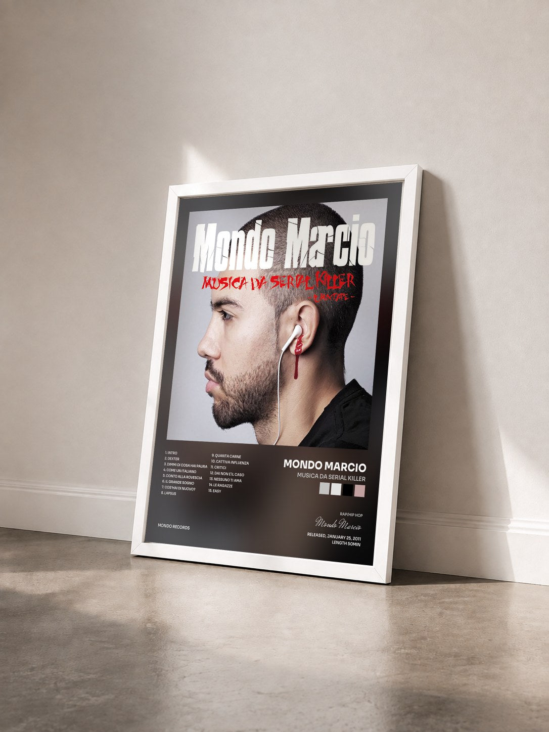 #blanc Tableau de l'album Musica da Serial Killer de Mondo Marcio vu de trois quarts, cadre blanc
