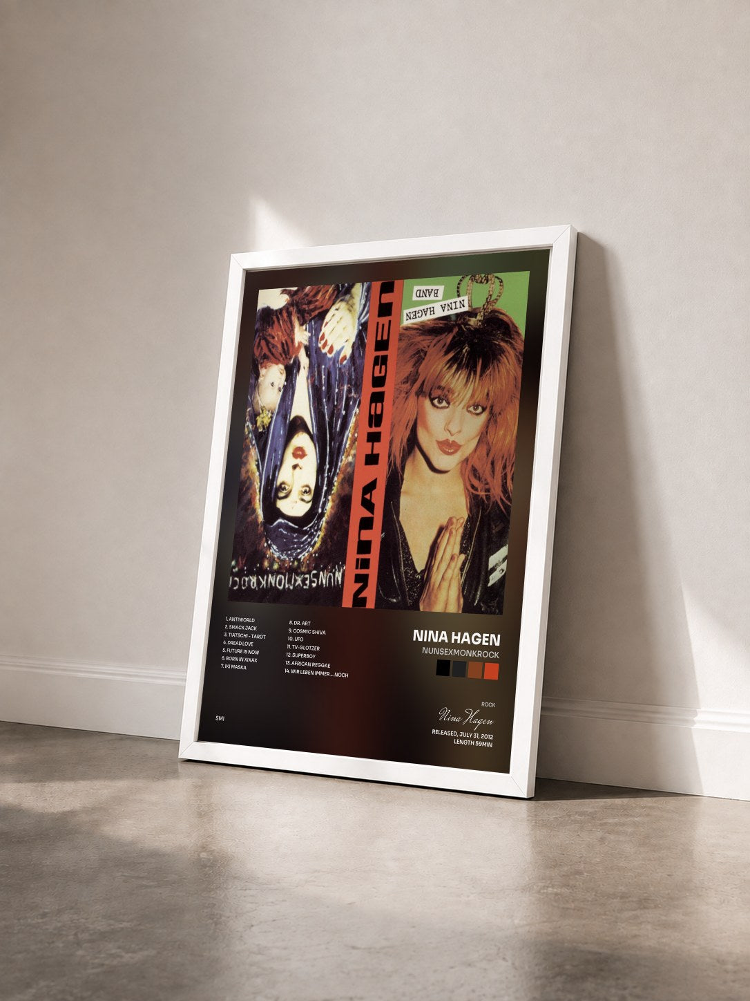 #blanc Tableau de l'album Nunsexmonkrock de Nina Hagen vu de trois quarts, cadre blanc