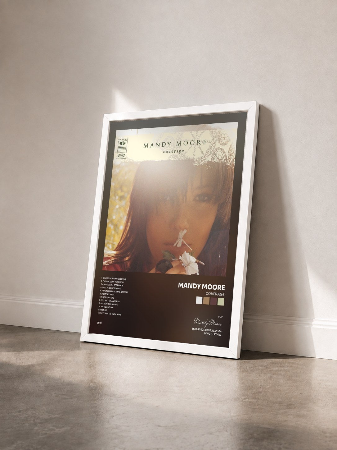 #blanc Tableau de l'album Coverage de Mandy Moore vu de trois quarts, cadre blanc