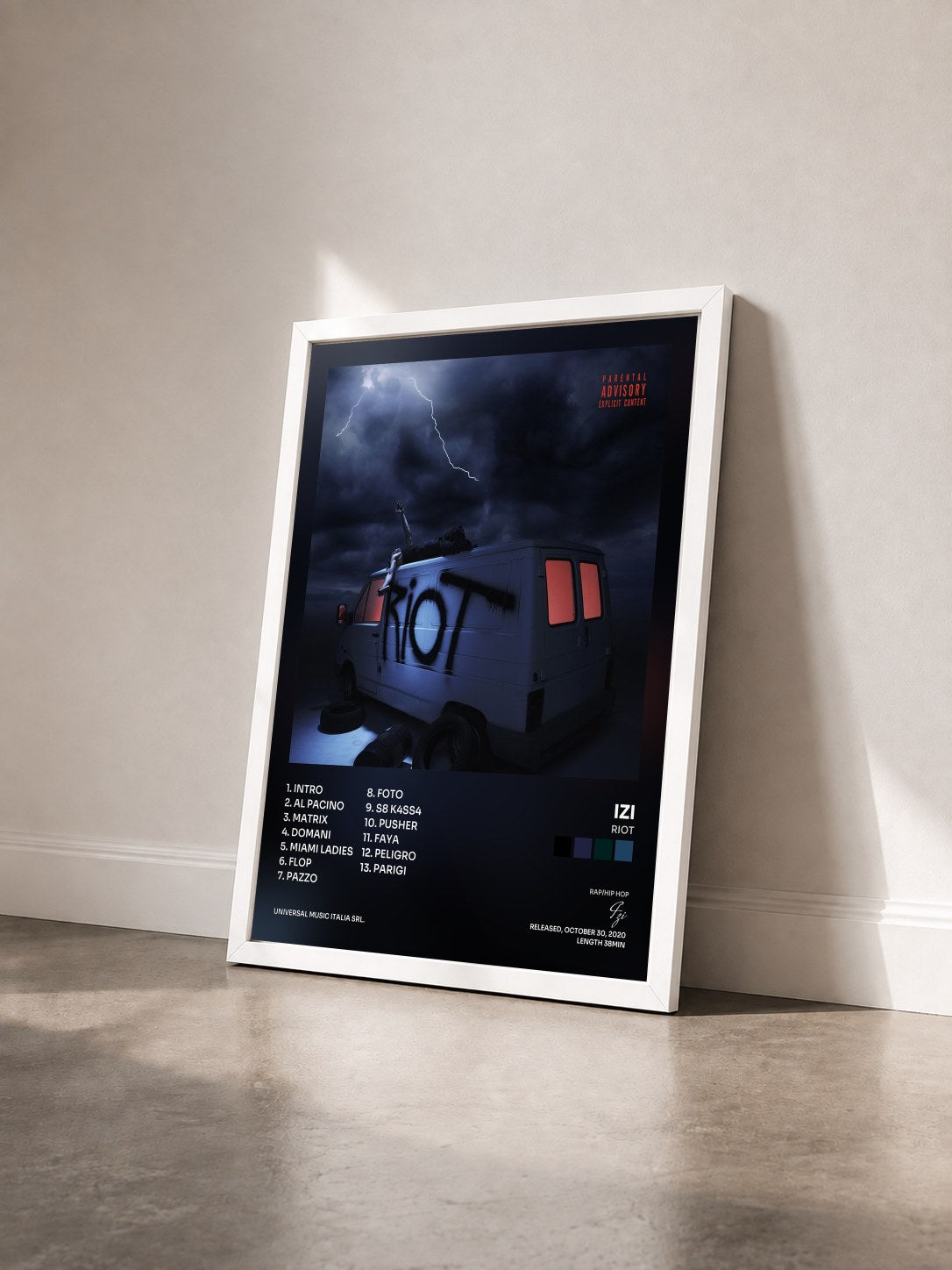 #blanc Tableau de l'album RIOT de Izi vu de trois quarts, cadre blanc