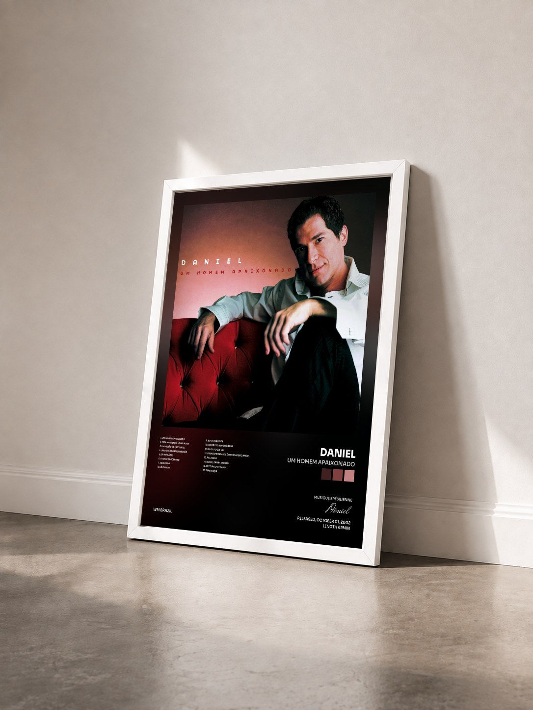 #blanc Tableau de l'album Um Homem Apaixonado de Daniel vu de trois quarts, cadre blanc