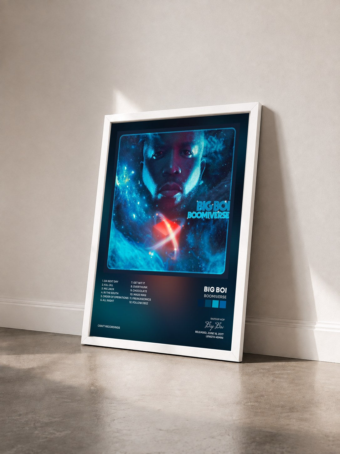 #blanc Tableau de l'album BOOMIVERSE de Big Boi vu de trois quarts, cadre blanc