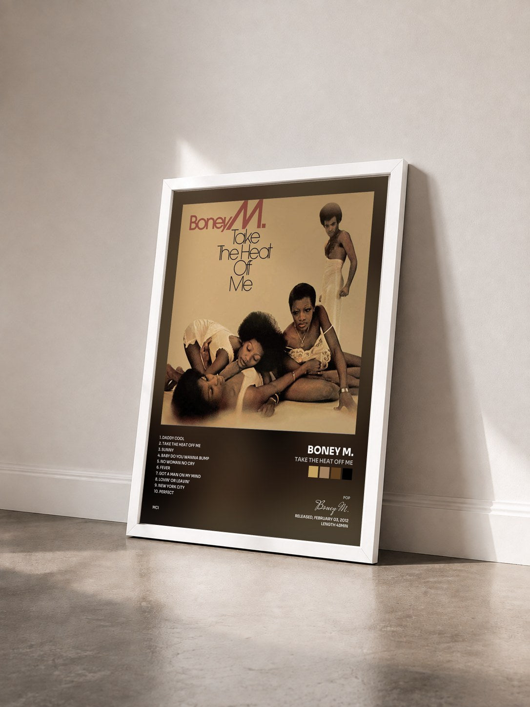 #blanc Tableau de l'album Take The Heat Off Me de Boney M. vu de trois quarts, cadre blanc
