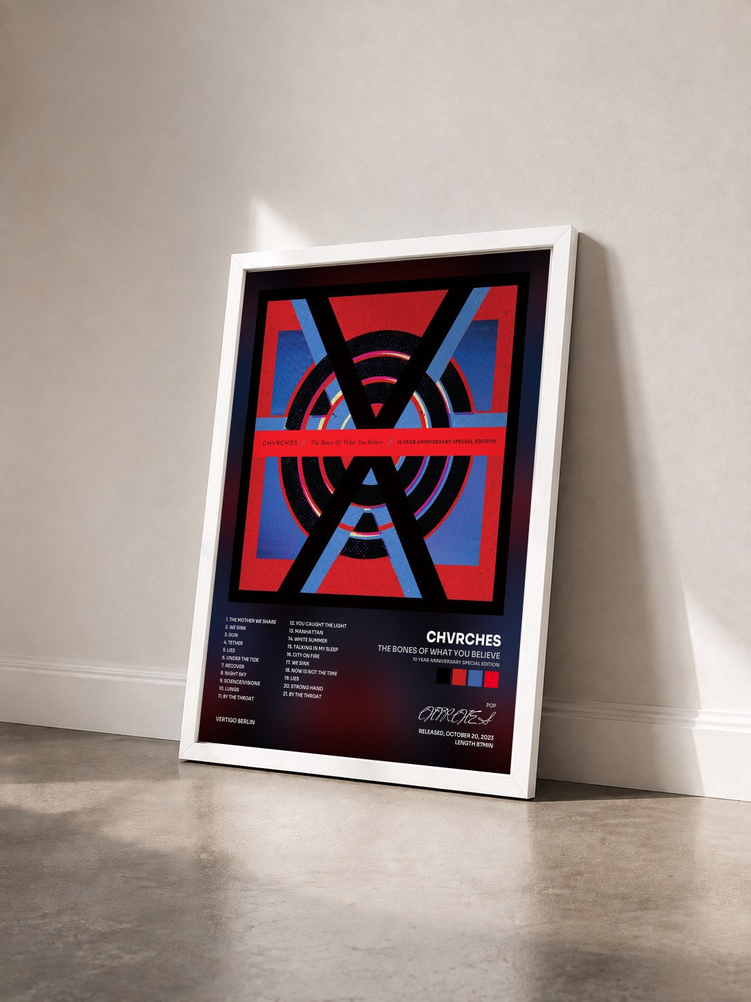 #blanc Tableau de l'album The Bones Of What You Believe (10 Year Anniversary Special Edition) de CHVRCHES vu de trois quarts, cadre blanc