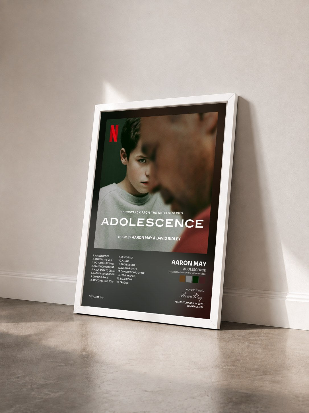 #blanc Tableau de l'album Adolescence (Soundtrack from the Netflix Series) de Aaron May vu de trois quarts, cadre blanc