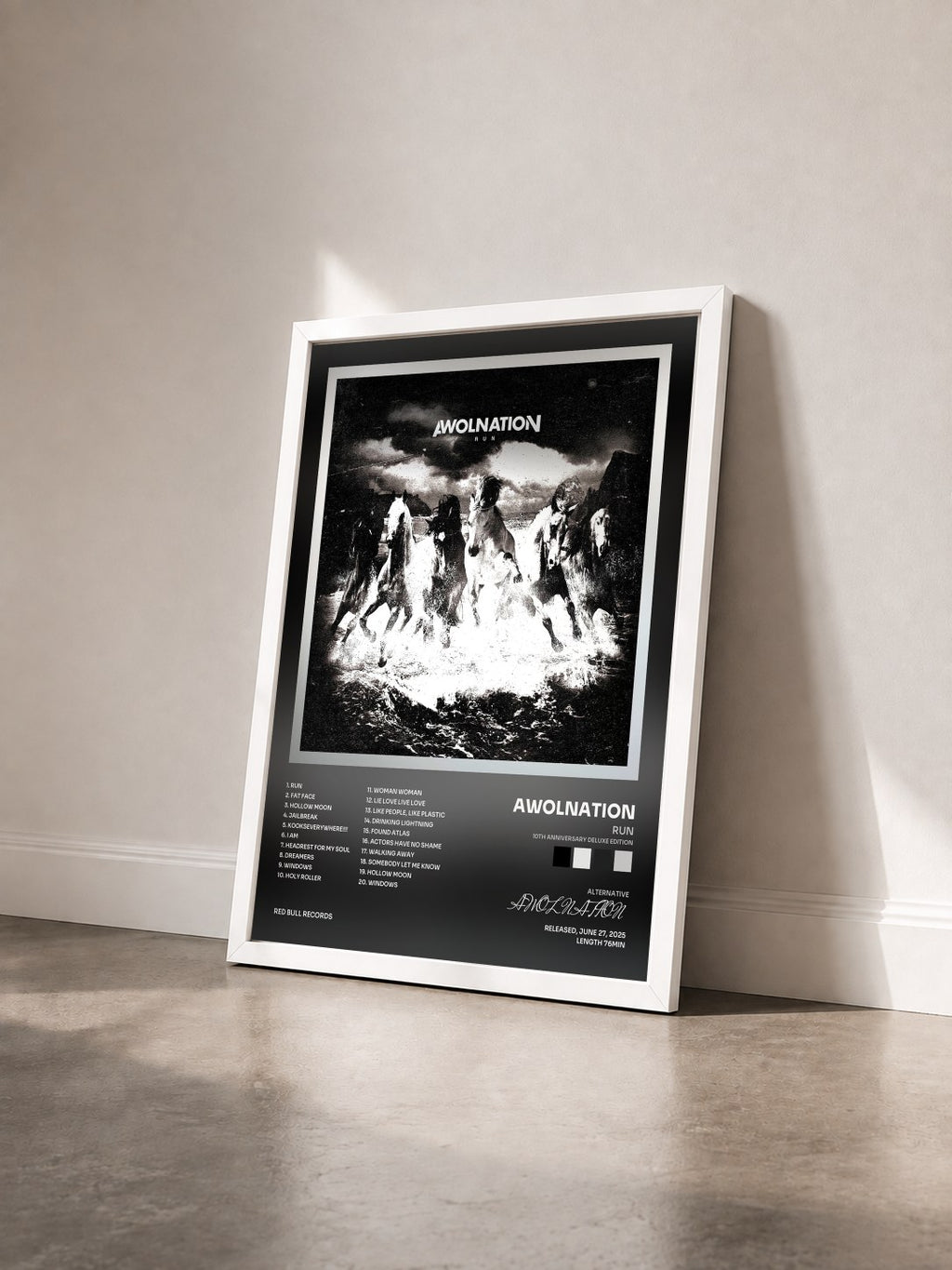 #blanc Tableau de l'album Run (10th Anniversary Deluxe Edition) de AWOLNATION vu de trois quarts, cadre blanc