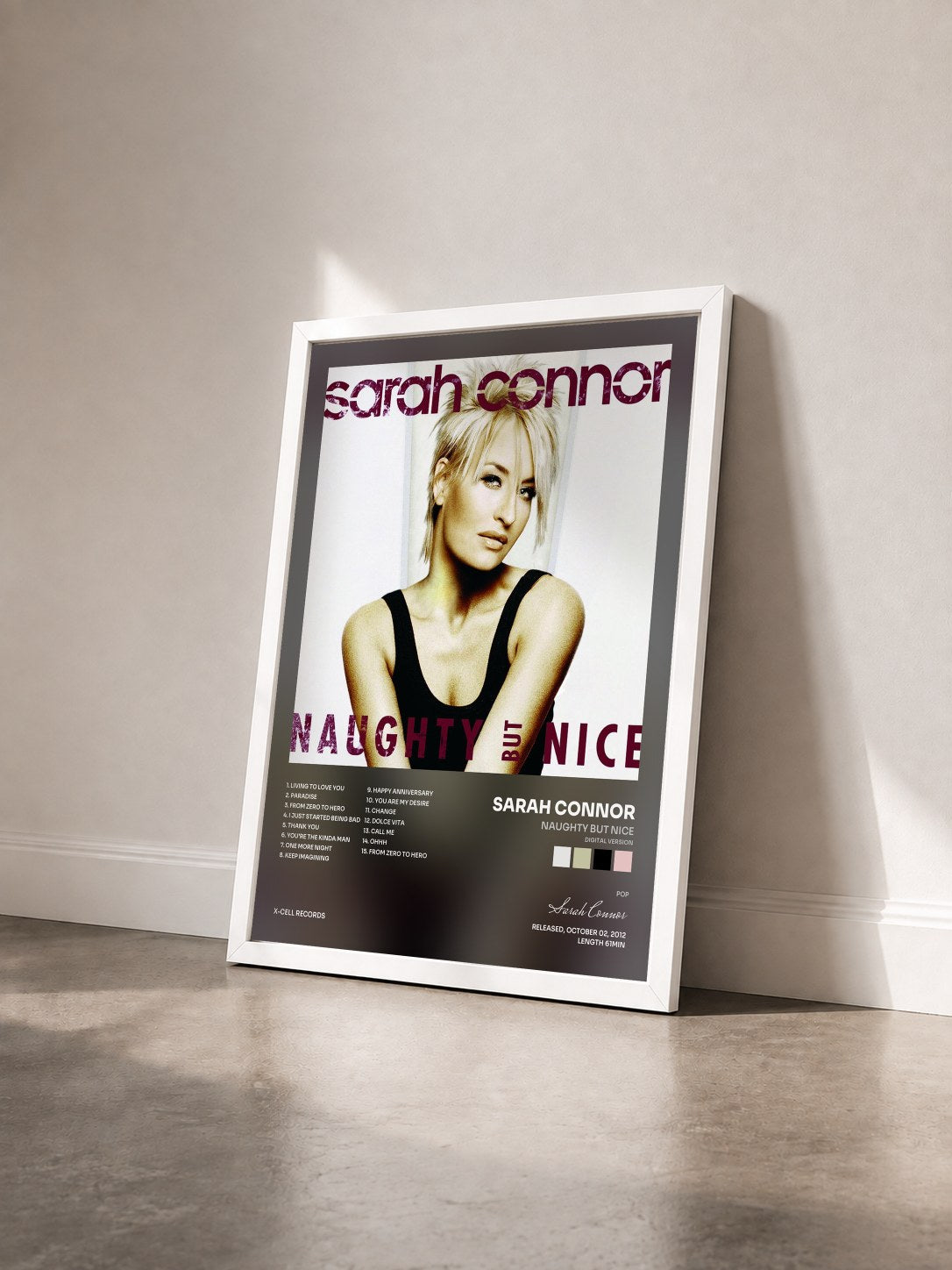 #blanc Tableau de l'album Naughty But Nice (Digital Version) de Sarah Connor vu de trois quarts, cadre blanc