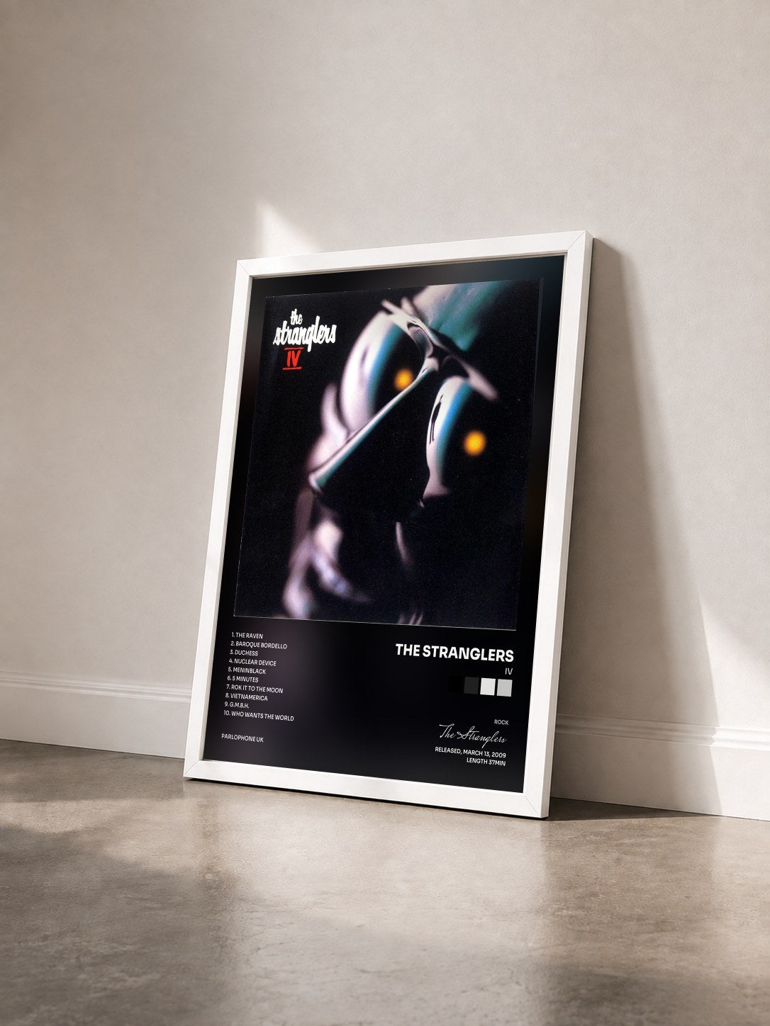 #blanc Tableau de l'album IV de The Stranglers vu de trois quarts, cadre blanc