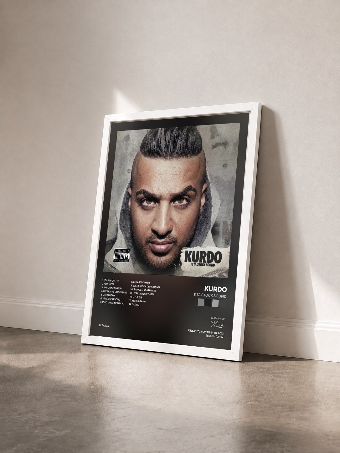 #blanc Tableau de l'album 11Ta Stock Sound de Kurdo vu de trois quarts, cadre blanc