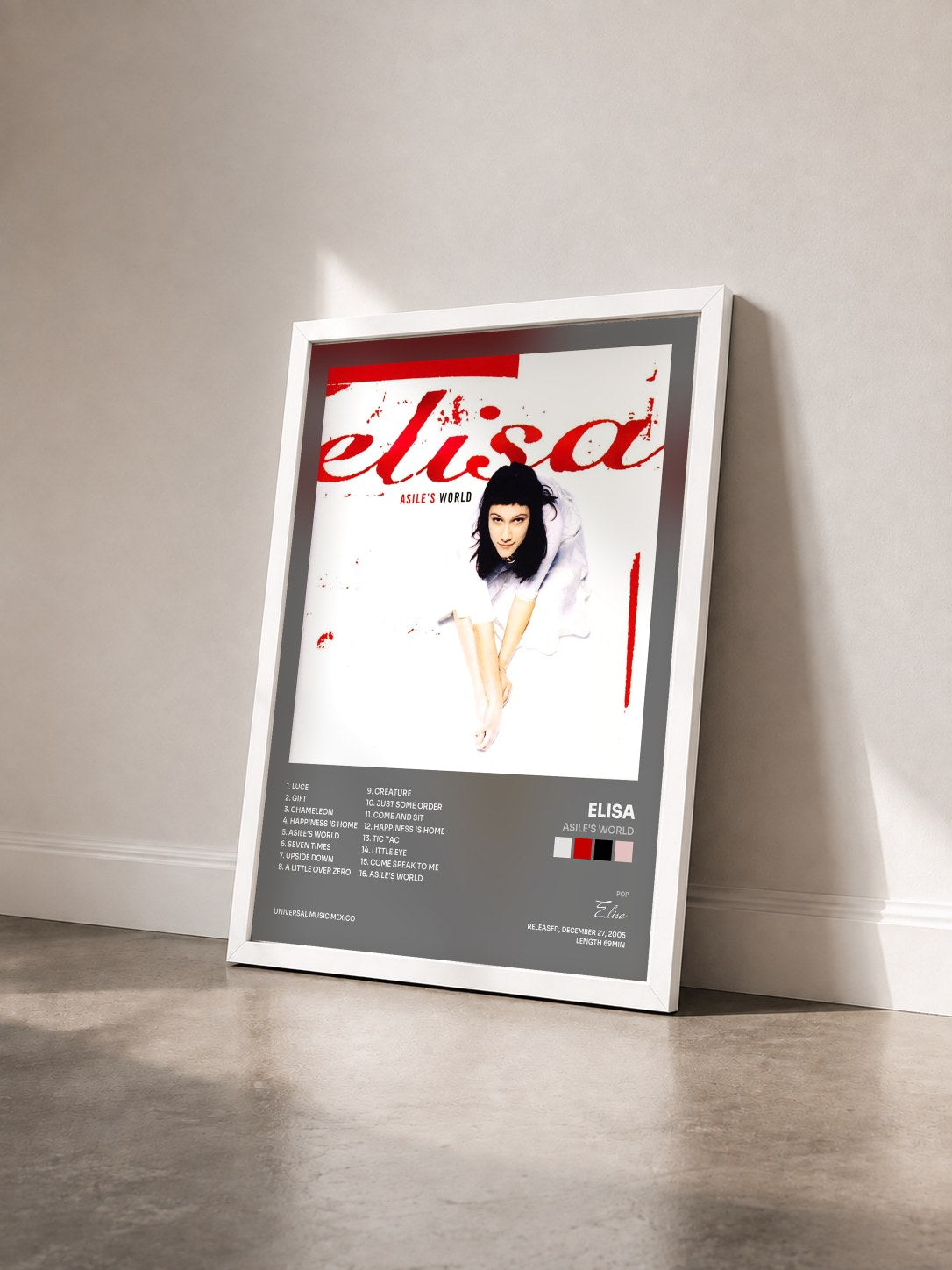 #blanc Tableau de l'album Asile's World de Elisa vu de trois quarts, cadre blanc