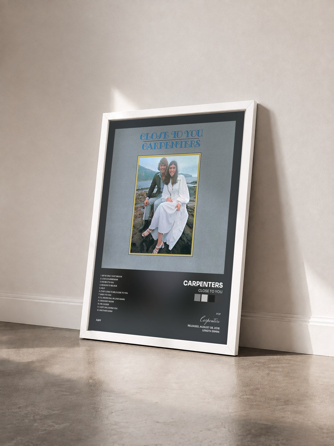 #blanc Tableau de l'album Close To You de Carpenters vu de trois quarts, cadre blanc