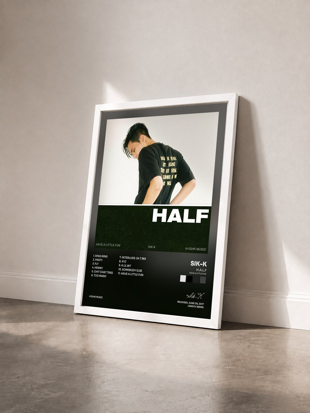 #blanc Tableau de l'album H.A.L.F (Have.A.Little.Fun) de Sik-K vu de trois quarts, cadre blanc