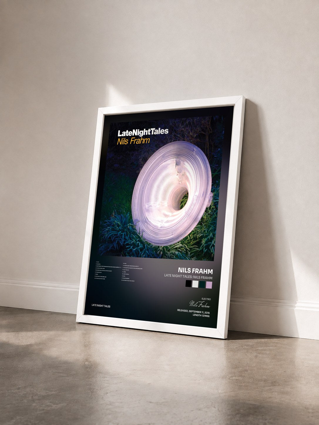 #blanc Tableau de l'album Late Night Tales: Nils Frahm de Nils Frahm vu de trois quarts, cadre blanc