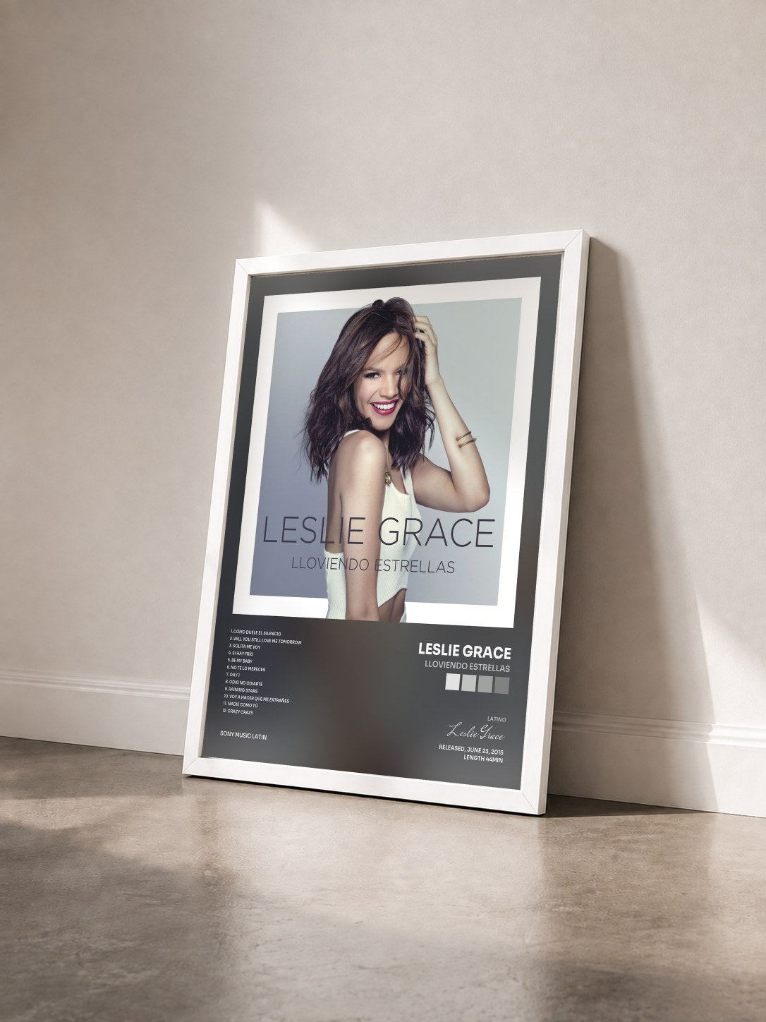 #blanc Tableau de l'album Lloviendo Estrellas de Leslie Grace vu de trois quarts, cadre blanc