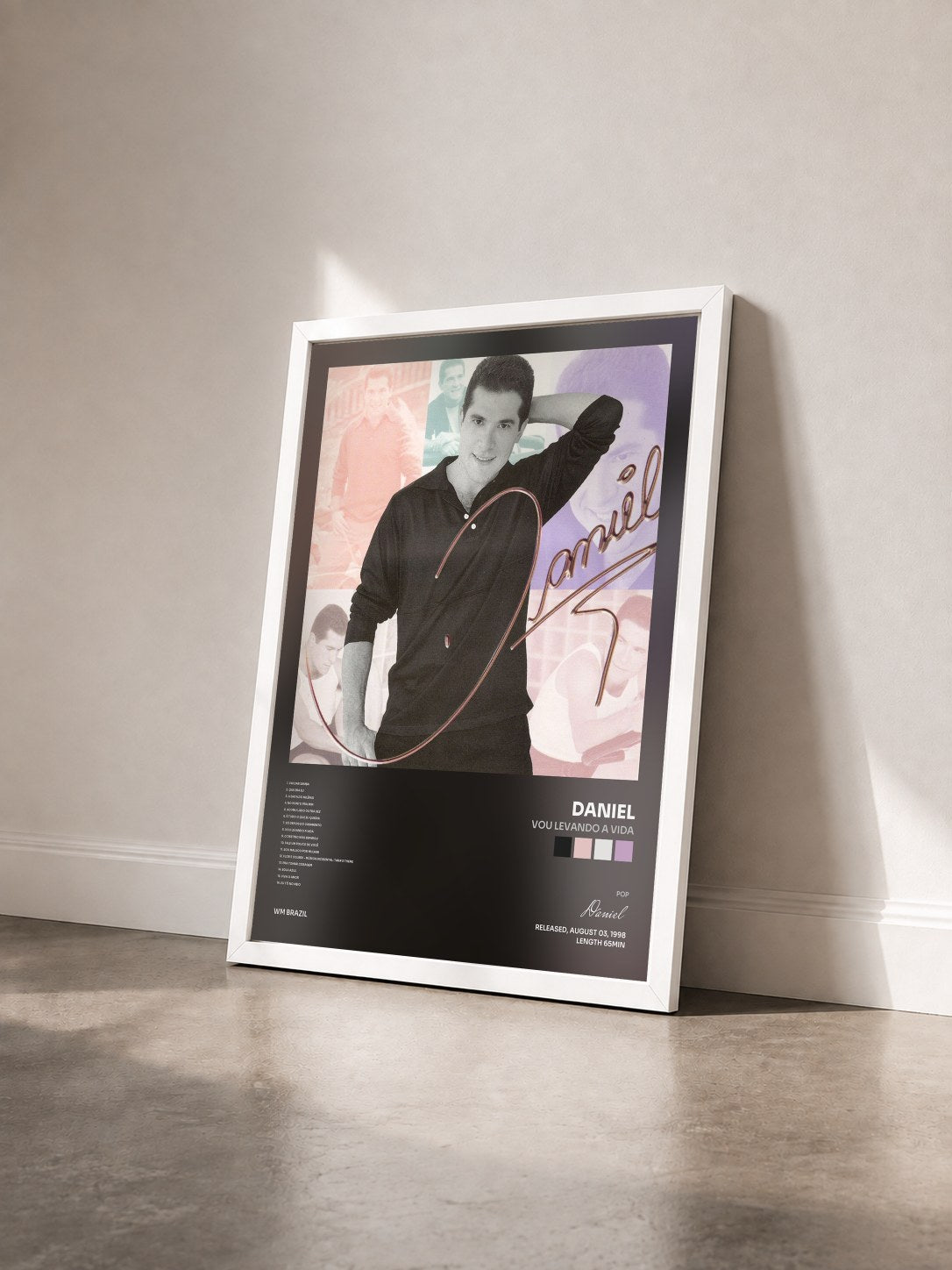 #blanc Tableau de l'album Vou Levando a Vida de Daniel vu de trois quarts, cadre blanc