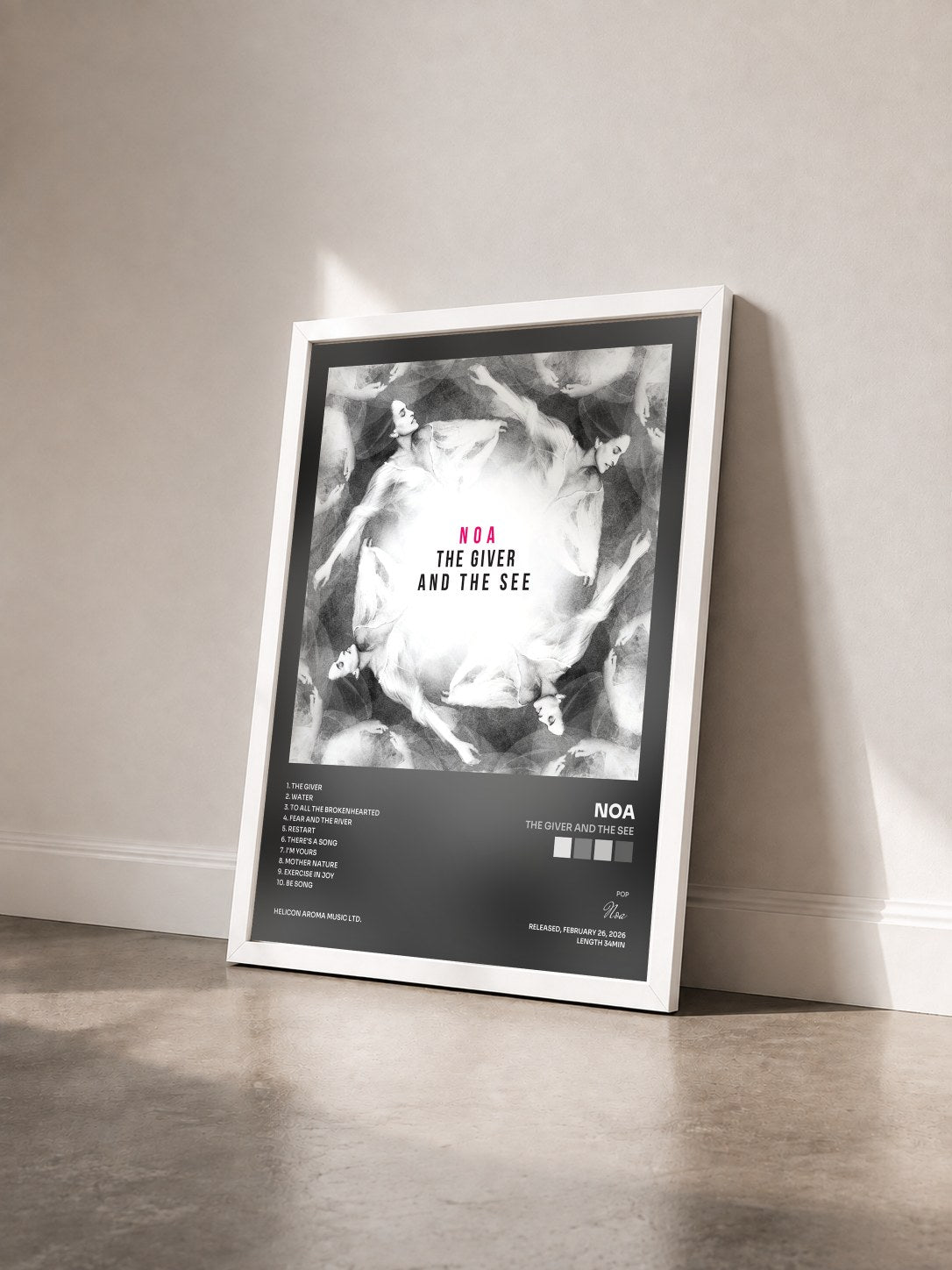 #blanc Tableau de l'album The Giver and the See de Noa vu de trois quarts, cadre blanc