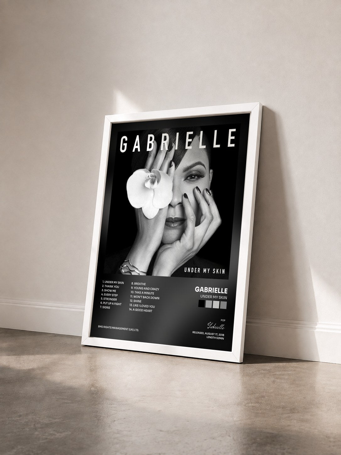 #blanc Tableau de l'album Under My Skin de Gabrielle vu de trois quarts, cadre blanc