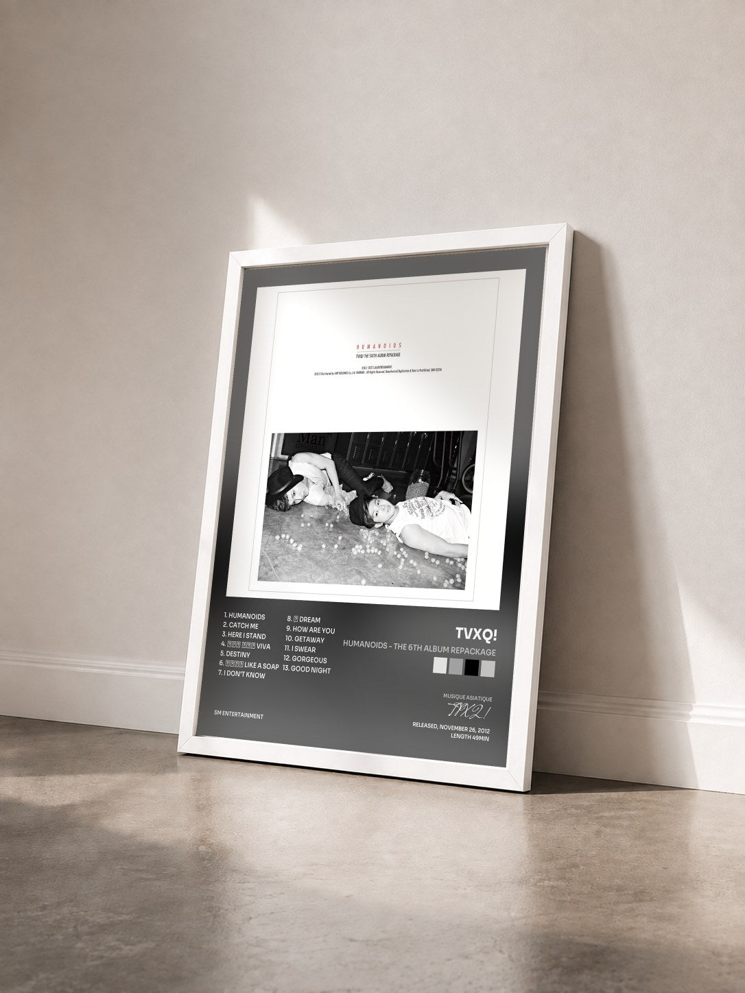 #blanc Tableau de l'album Humanoids - The 6th Album Repackage de TVXQ! vu de trois quarts, cadre blanc
