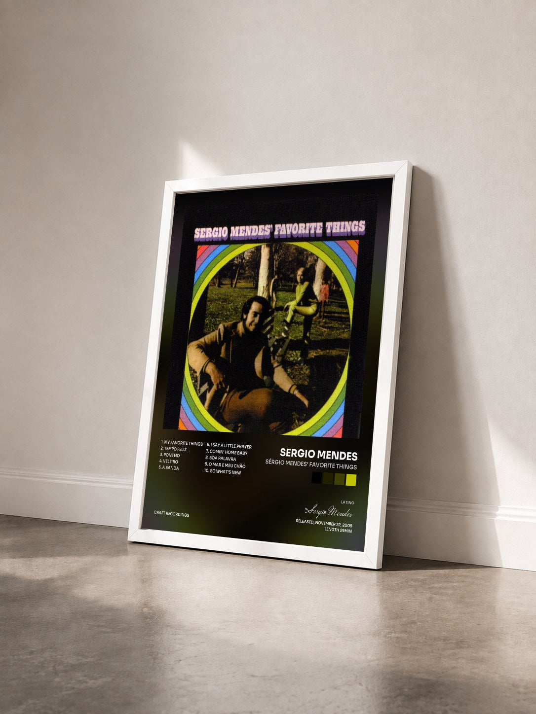 #blanc Tableau de l'album Sérgio Mendes' Favorite Things de Sergio Mendes vu de trois quarts, cadre blanc