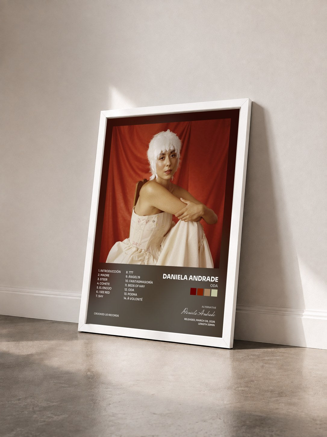 #blanc Tableau de l'album Oda de Daniela Andrade vu de trois quarts, cadre blanc