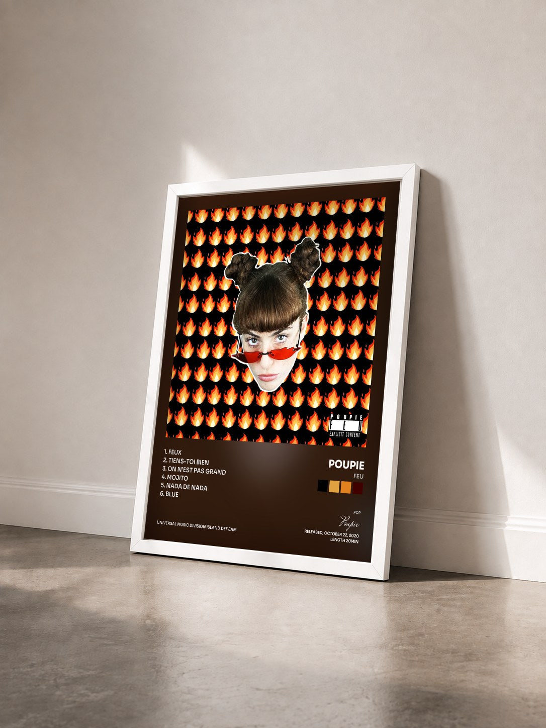 #blanc Tableau de l'album FEU de Poupie vu de trois quarts, cadre blanc