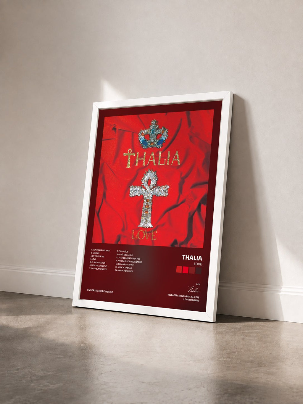 #blanc Tableau de l'album Love de Thalia vu de trois quarts, cadre blanc
