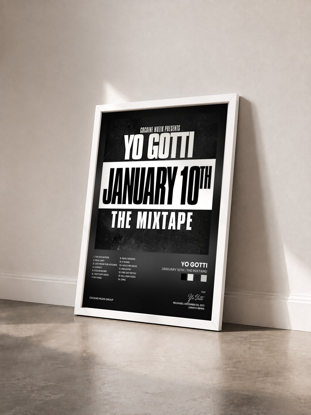 #blanc Tableau de l'album January 10th : The Mixtape! de Yo Gotti vu de trois quarts, cadre blanc