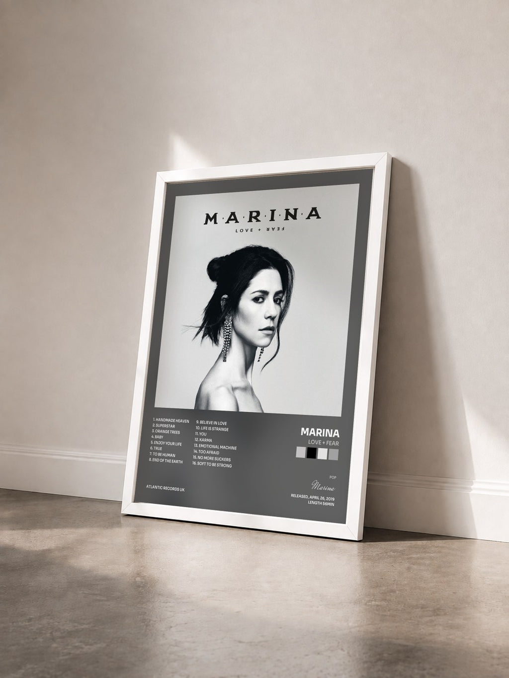 #blanc Tableau de l'album Love + Fear de Marina vu de trois quarts, cadre blanc