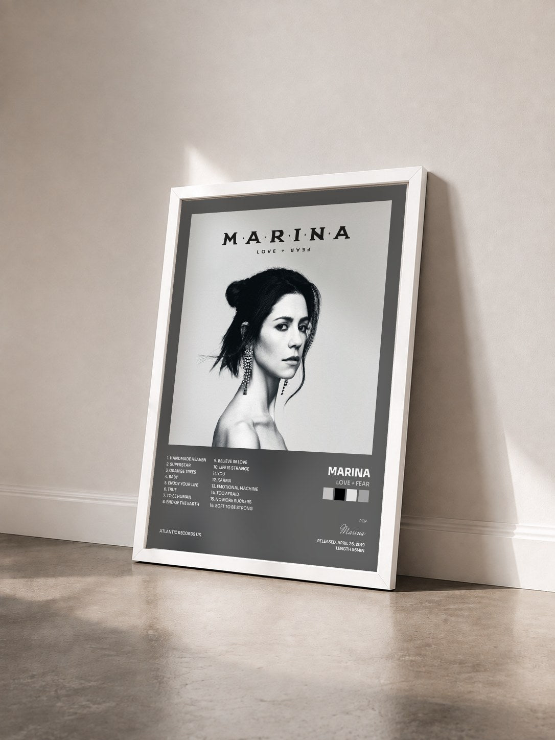 #blanc Tableau de l'album Love + Fear de Marina vu de trois quarts, cadre blanc