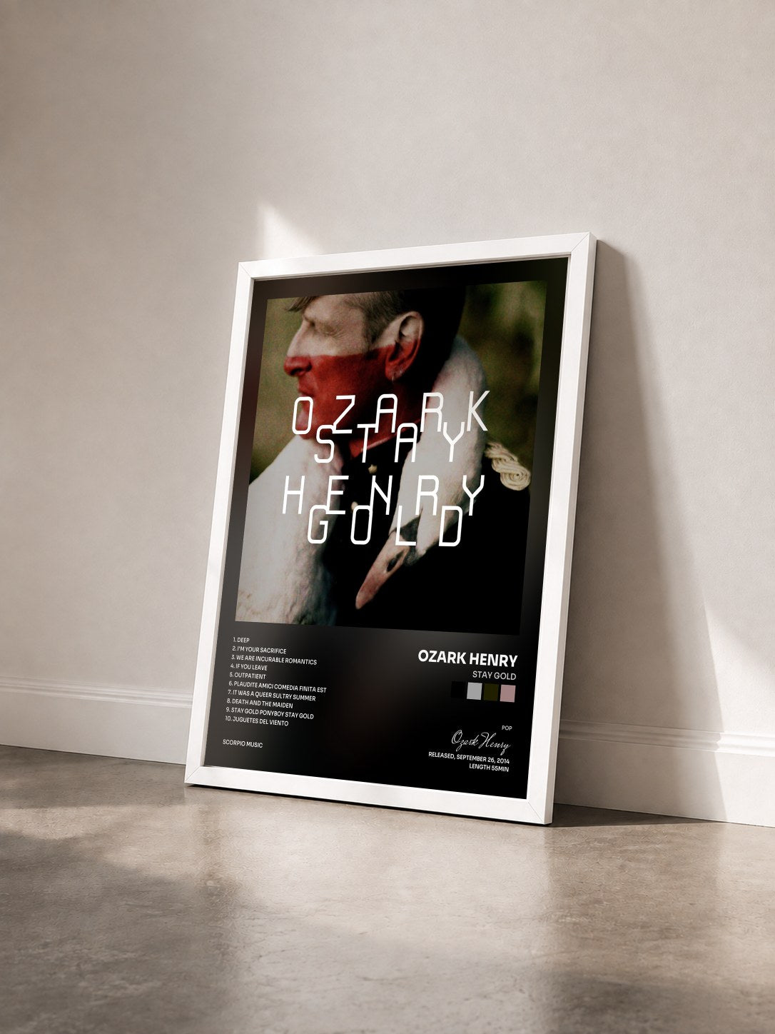 #blanc Tableau de l'album Stay Gold de Ozark Henry vu de trois quarts, cadre blanc