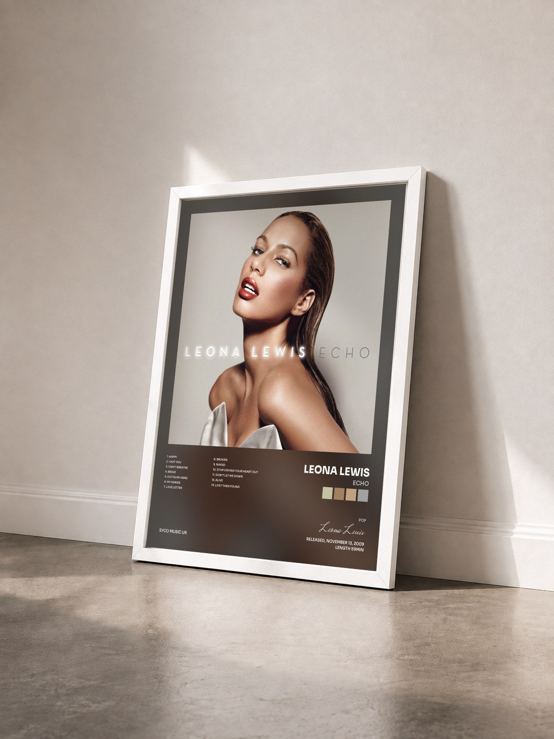 #blanc Tableau de l'album Echo de Leona Lewis vu de trois quarts, cadre blanc