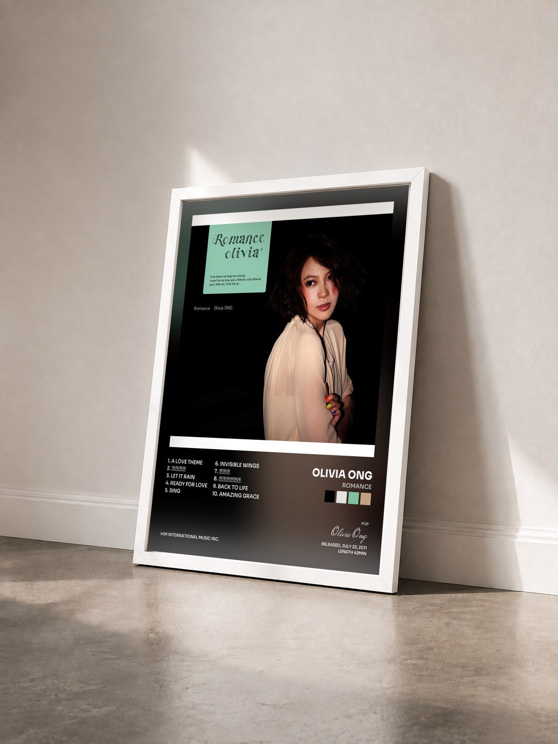 #blanc Tableau de l'album Romance de Olivia Ong vu de trois quarts, cadre blanc