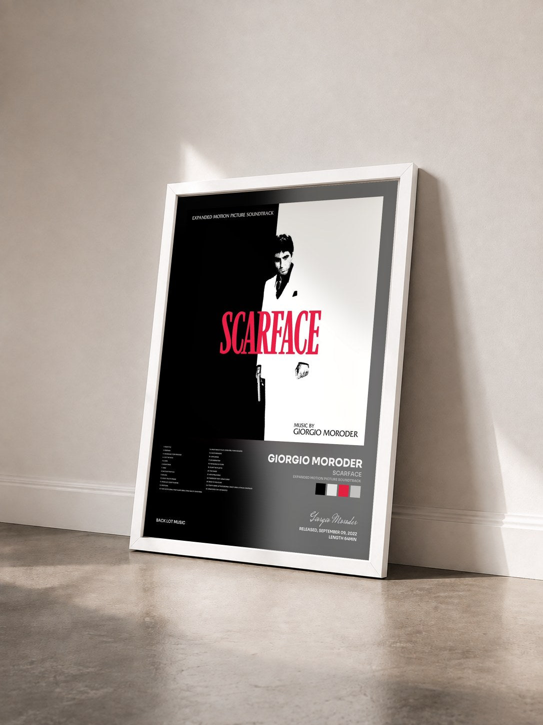 #blanc Tableau de l'album Scarface (Expanded Motion Picture Soundtrack) de Giorgio Moroder vu de trois quarts, cadre blanc