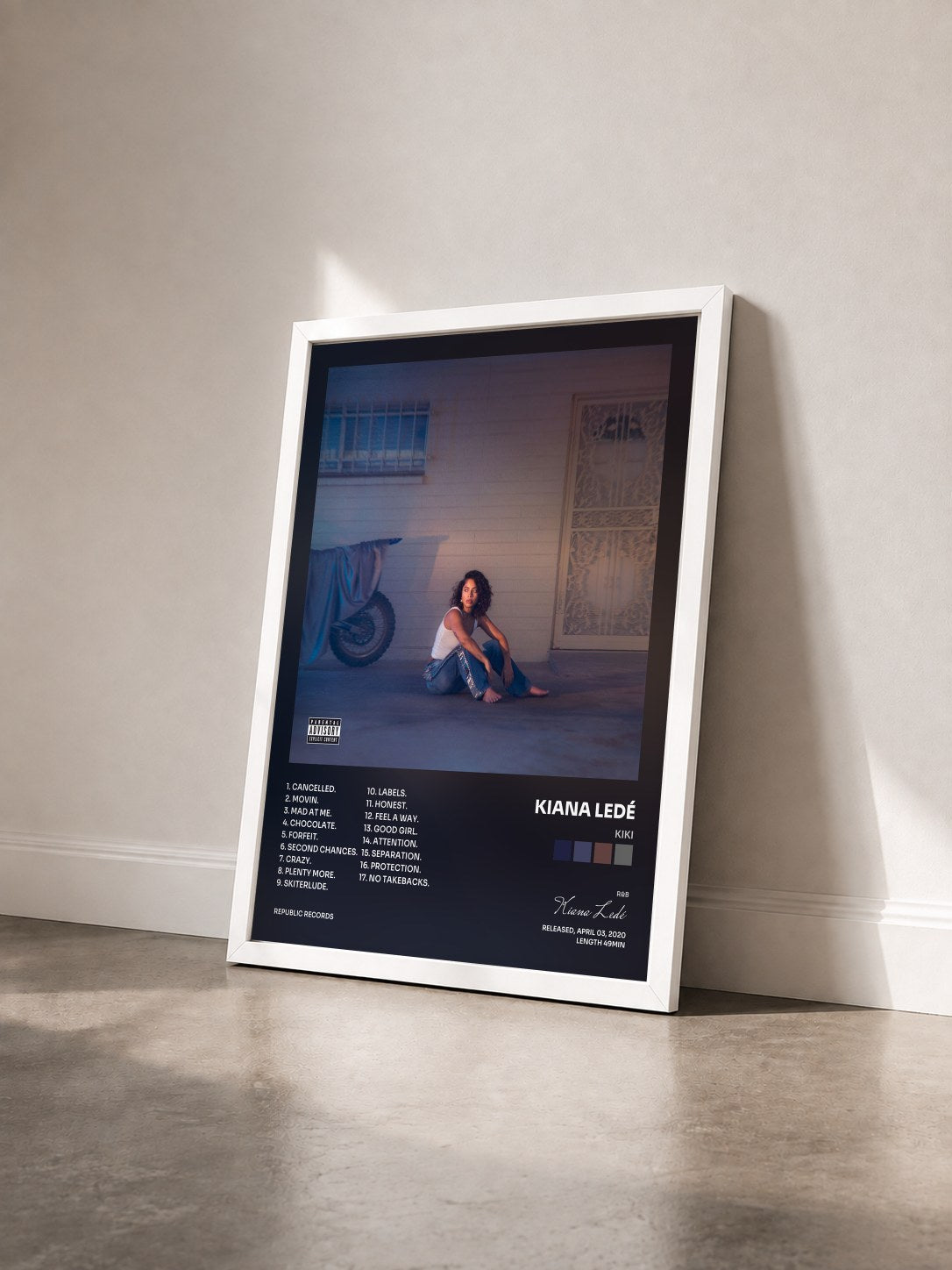 #blanc Tableau de l'album KIKI de Kiana Ledé vu de trois quarts, cadre blanc