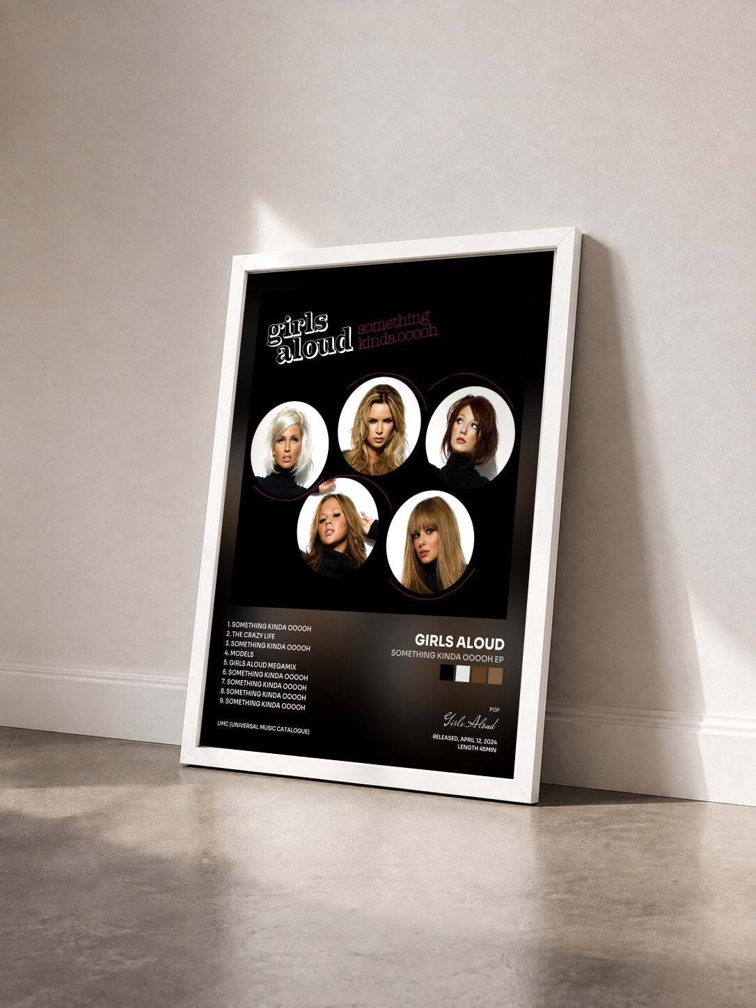 #blanc Tableau de l'album Something Kinda Ooooh EP de Girls Aloud vu de trois quarts, cadre blanc