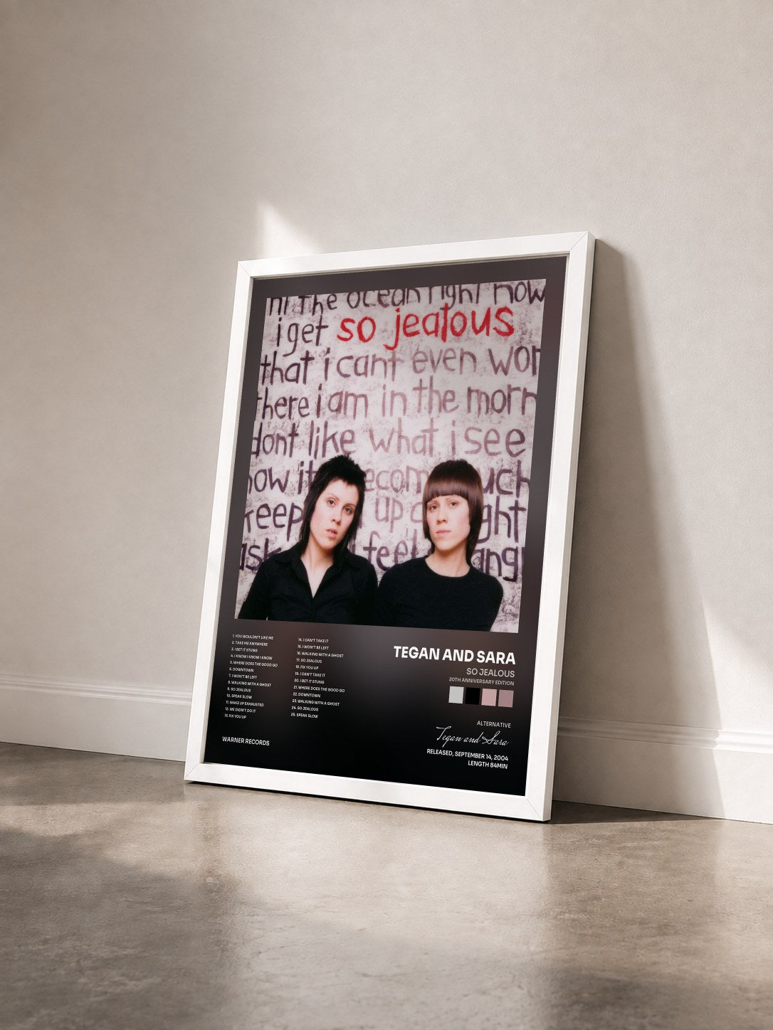 #blanc Tableau de l'album So Jealous (20th Anniversary Edition) de Tegan and Sara vu de trois quarts, cadre blanc