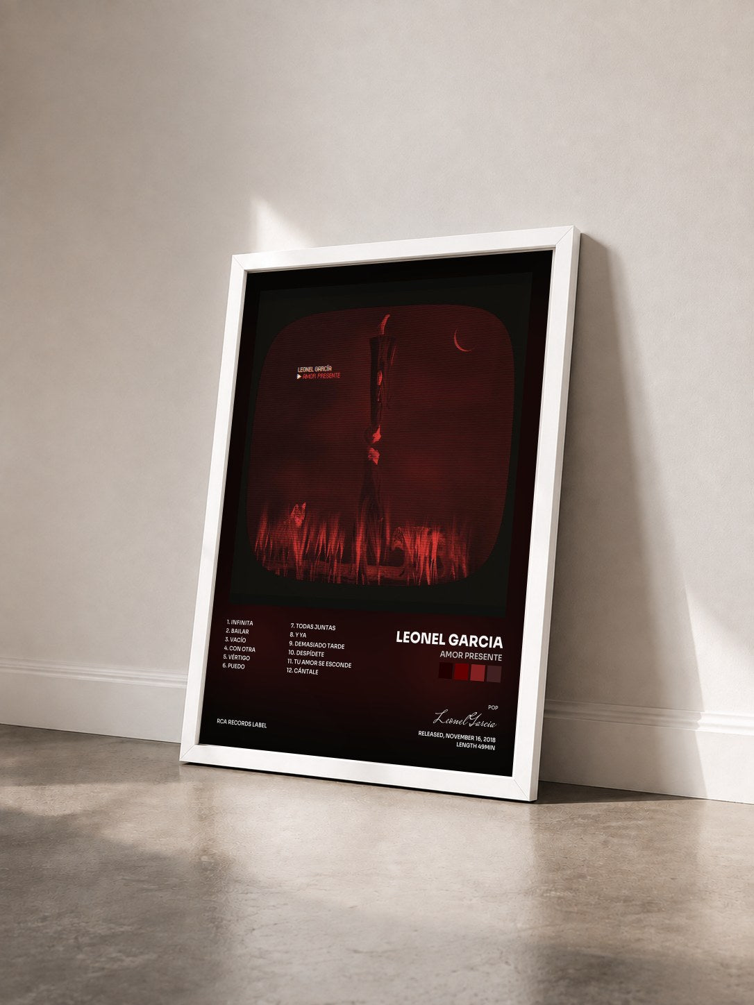 #blanc Tableau de l'album Amor Presente de Leonel Garcia vu de trois quarts, cadre blanc