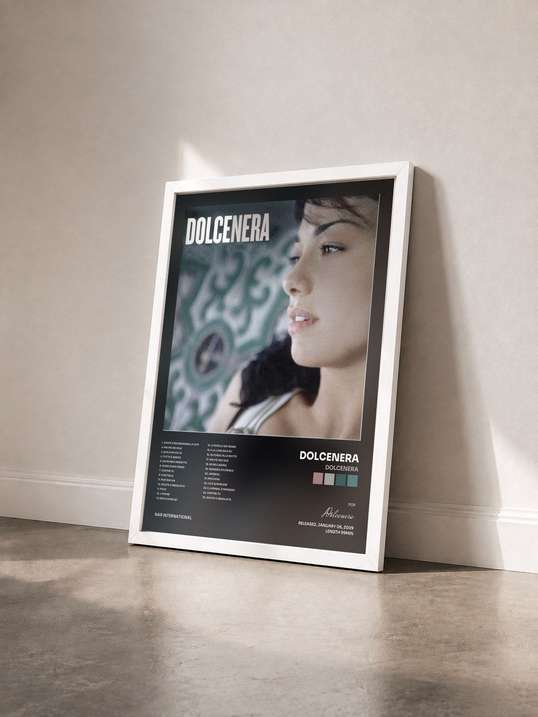 #blanc Tableau de l'album Dolcenera de Dolcenera vu de trois quarts, cadre blanc