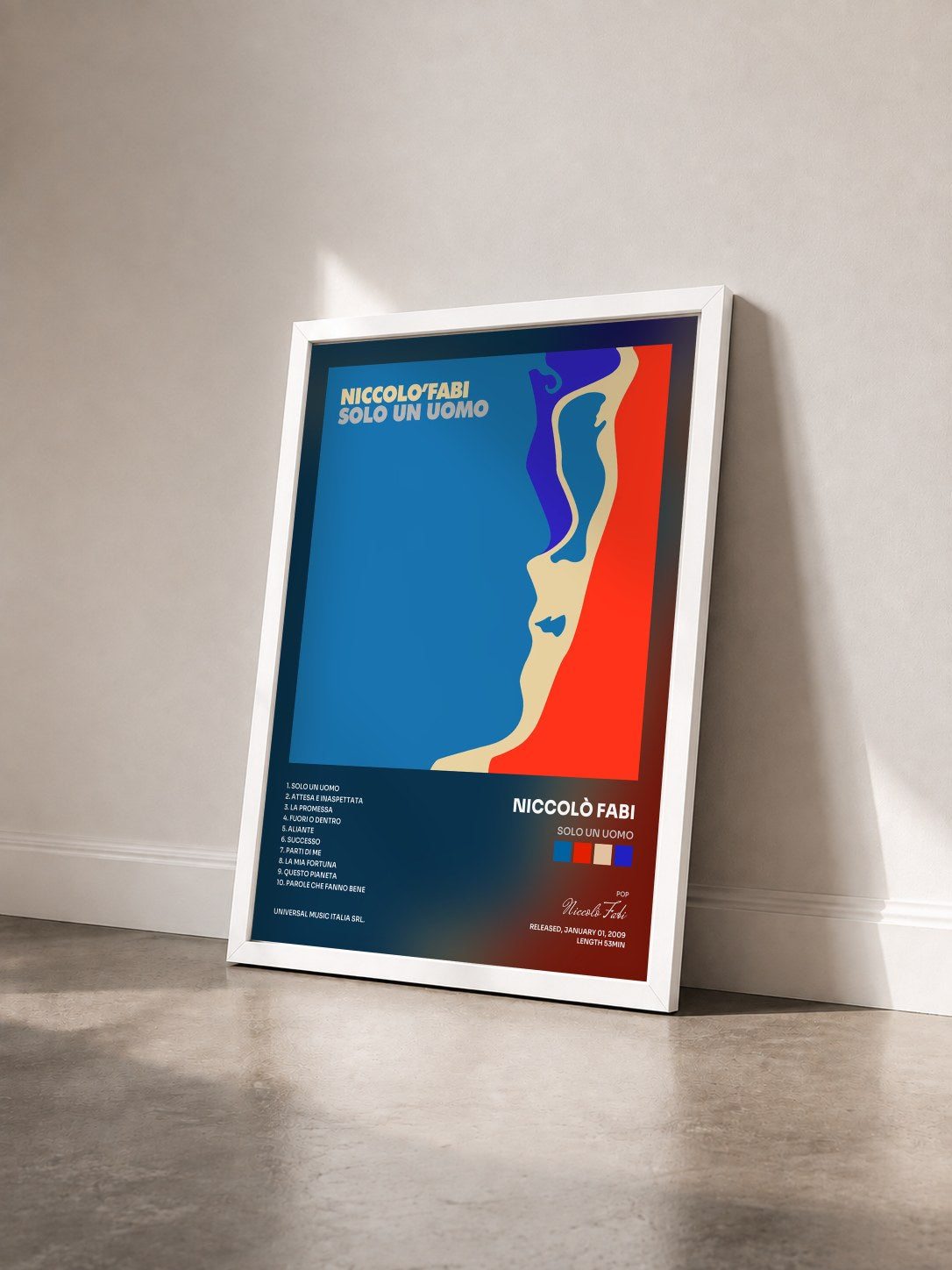 #blanc Tableau de l'album Solo Un Uomo de Niccolò Fabi vu de trois quarts, cadre blanc