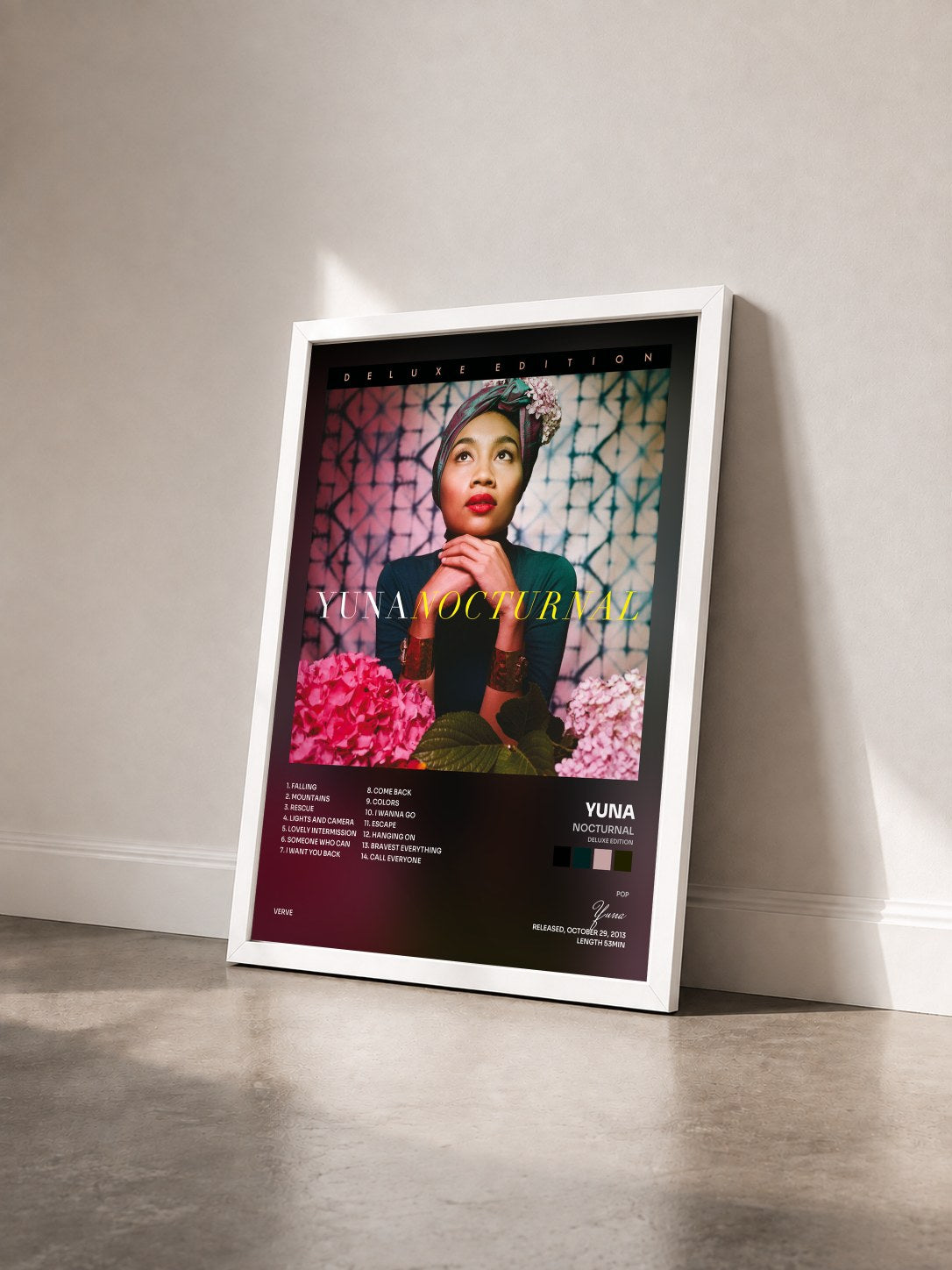 #blanc Tableau de l'album Nocturnal (Deluxe Edition) de Yuna vu de trois quarts, cadre blanc