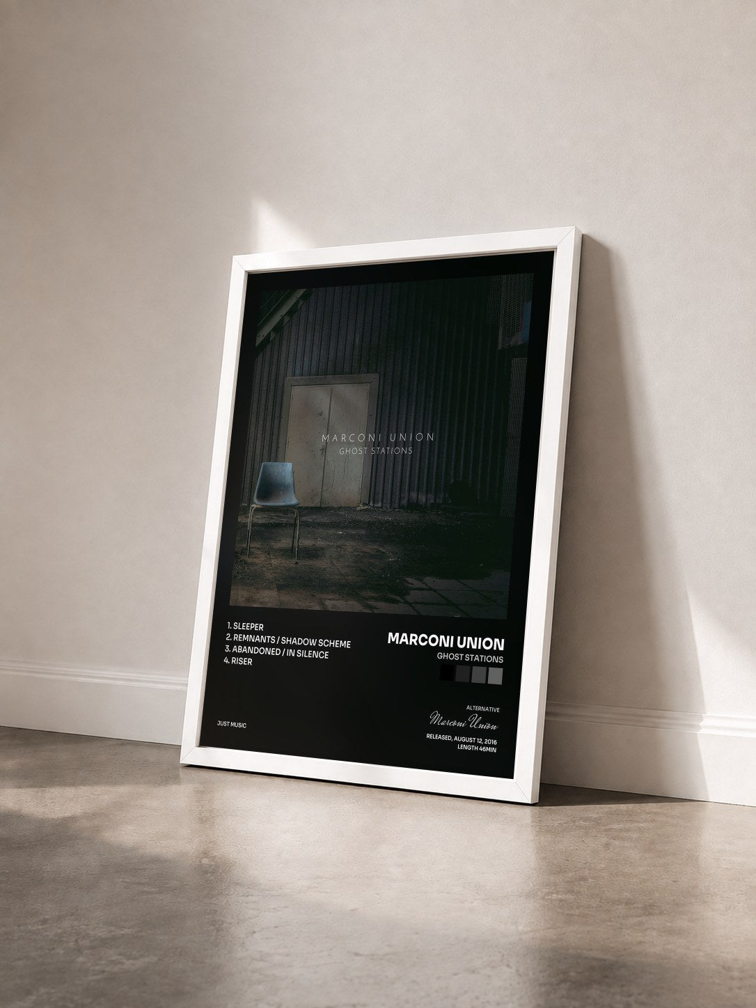 #blanc Tableau de l'album Ghost Stations de Marconi Union vu de trois quarts, cadre blanc