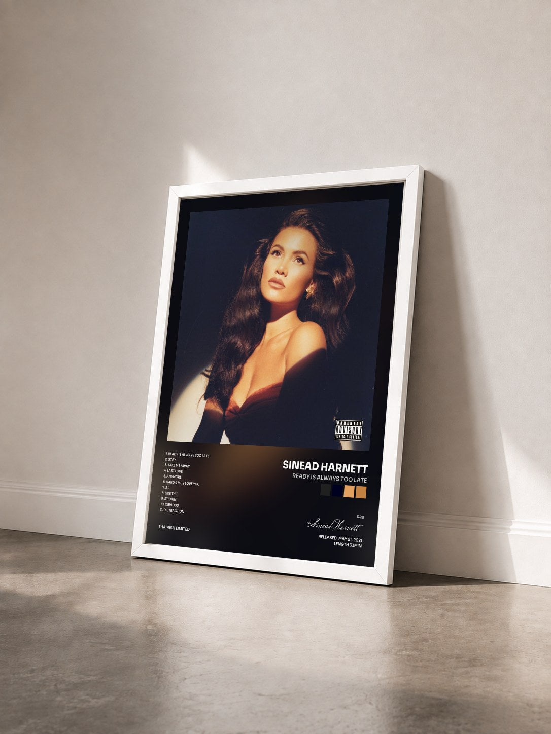 #blanc Tableau de l'album Ready is Always Too Late de Sinead Harnett vu de trois quarts, cadre blanc