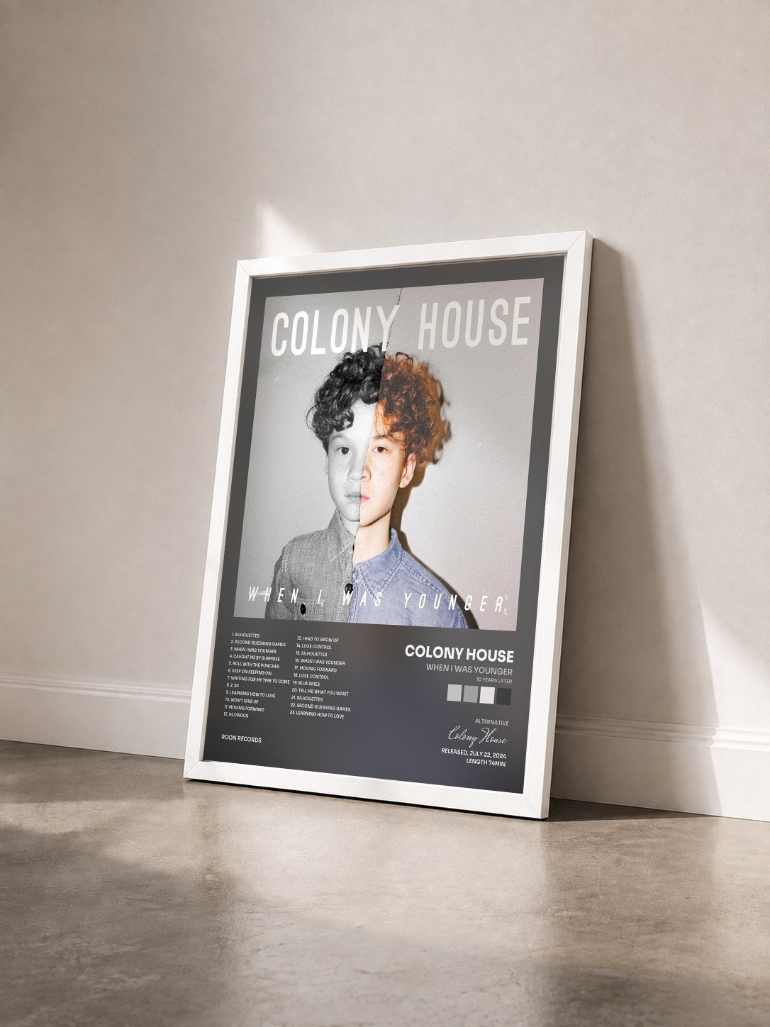 #blanc Tableau de l'album When I Was Younger (10 Years Later) de Colony House vu de trois quarts, cadre blanc