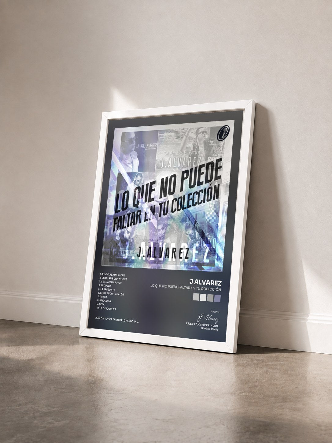 #blanc Tableau de l'album Lo Que No Puede Faltar en Tu Colección de J Alvarez vu de trois quarts, cadre blanc