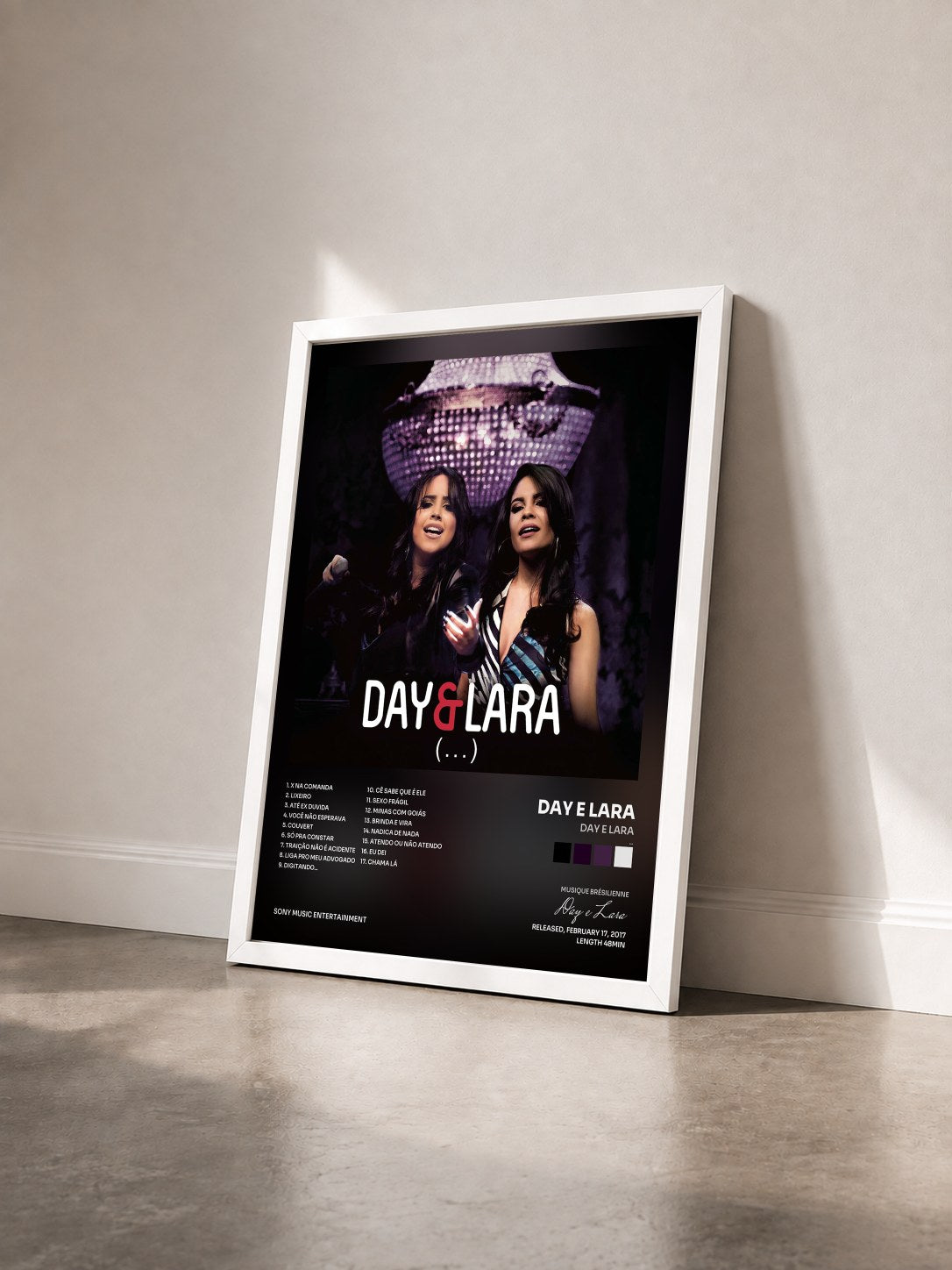 #blanc Tableau de l'album Day e Lara (...) [Ao Vivo] de Day e Lara vu de trois quarts, cadre blanc