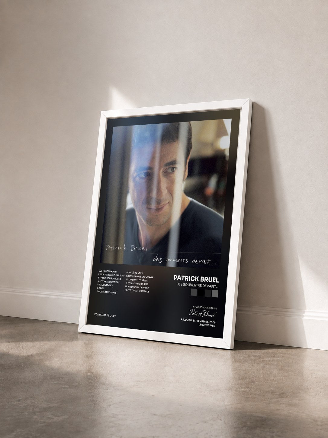 #blanc Tableau de l'album Des souvenirs devant... de Patrick Bruel vu de trois quarts, cadre blanc