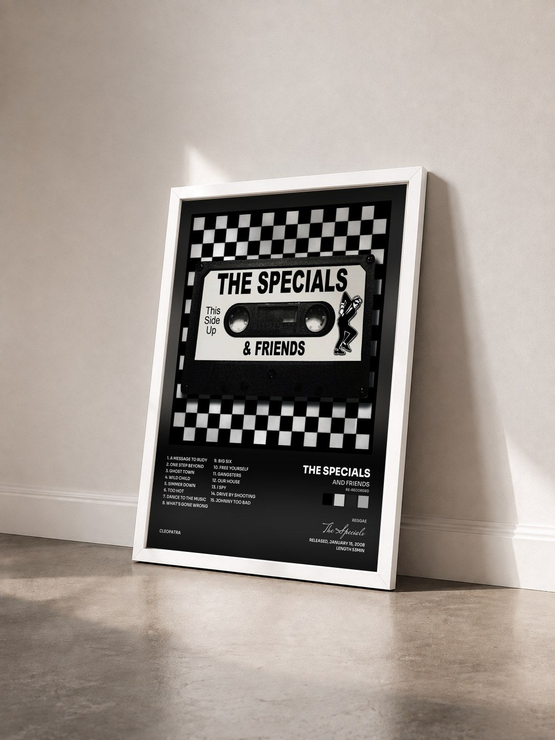 #blanc Tableau de l'album And Friends (Re-Recorded) de The Specials vu de trois quarts, cadre blanc