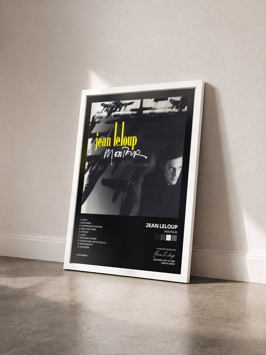 #blanc Tableau de l'album Menteur de Jean Leloup vu de trois quarts, cadre blanc